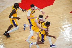 艾顿：我们在场上形成默契和理念 下一个人站出来 大家相互支持