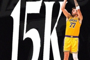 詹姆斯赛后祝贺里程碑：东契奇15000分/八村塁5000分/雷迪克100胜