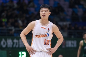 很难评啊！黎伊扬10中1仅拿3分并有6失误 但贡献8板9助4断