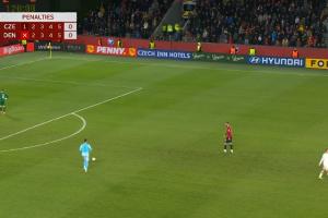 足球击中横梁重重弹出！霍伊伦点球大战首个出场就失点！