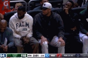 独行侠会做人！字母弟无球端被犯规罚球得分 两位哥哥替补席鼓掌