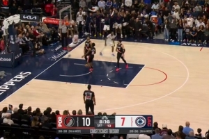 积极性拉满！小德里克·琼斯1抢2拼下前场板 助攻科林斯起飞暴扣