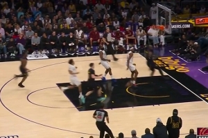 老头冲得真快！詹姆斯疾速推反击 背后击地妙传拉拉维亚停顿上篮