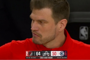 阿夫迪亚快攻上篮要犯规没吹 斯普利特也非常不满抱怨吃T