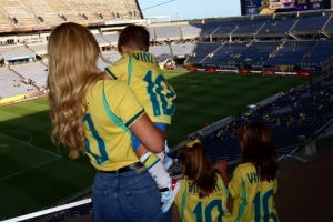 维尼修斯女友带着三个孩子现场观看巴西队比赛，社媒晒合照