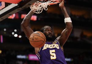 不惧双塔！艾顿13投8中高效砍下18分9板填满数据栏 抢6个前场篮板