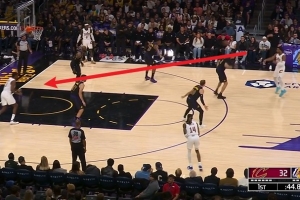 仙人指路！米切尔炮弹直传撕开防线 托布篮下接球勾手命中