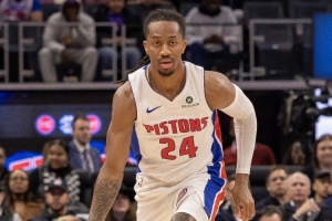 詹金斯最近7场场均19.9分4.7板7.1助 两分命中率49.5% 三分44.1%