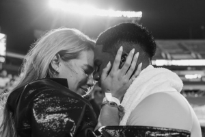 19岁恩德里克赛后与妻子拥吻，他造点+助攻帮助巴西队取胜