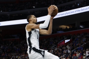 科尔谈文班：追梦防得很好就是防不住 他就像扔玩具篮筐一样进球