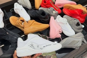 搞批发！皇马球星维尼修斯晒照 亚历山大给他送了一堆个人签名鞋