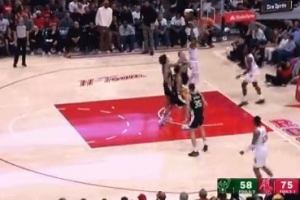 打高兴了！杜兰特跟进双手补扣 右手还拍筐庆祝