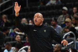 倒反天罡！雄鹿第三节三分15中10 但两分球8中2