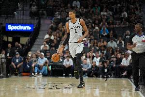 这也想拦住我？文班亚马顶着波杰强突顺势抛投 打成2+1！