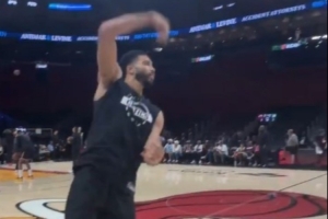 恐怖的力量！塔图姆半场闲庭信步 超超超远勾手精准入筐！