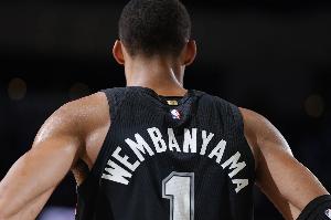 马刺本赛季已经30场比赛领先过20+ 此前29场战绩28胜1负