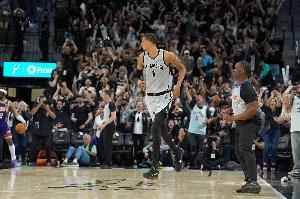 文班亚马本赛季已经4次砍下40+ 队史近31年来首人！