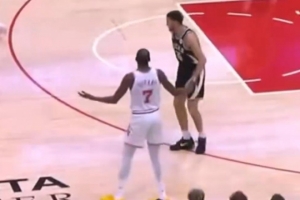 这你还犹豫啥？伊森大空位犹豫不决出手打铁 杜兰特无奈摊手