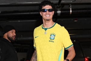 支持桑巴军团！NBA勇士队球员桑托斯身穿巴西国家队球衣