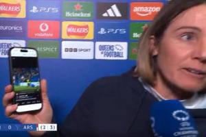 不满阿森纳逃红！切尔西女足主帅当场展示回放，指责对方拉头发