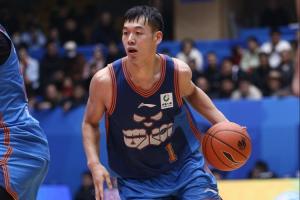 手感冰凉！景菡一13投仅3中 得11分6篮板1助攻