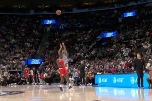 运气也在这边！迪伦·哈珀中线附近直接轰进半场压哨三分球