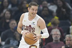 替补席贡献不足！梅里尔、埃利斯合计13中3 一共得到7分