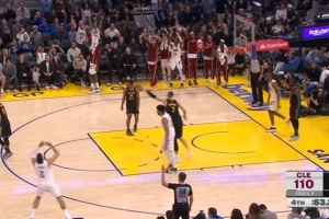 波杰姆斯基包夹哈登放空斯特鲁斯 后者关键空位三分压哨命中！