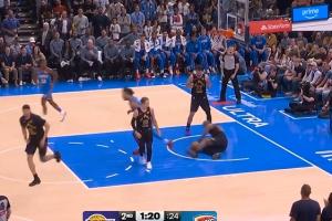 詹姆斯抢板被打到倒地 东契奇先拉起老詹再重新组织进攻