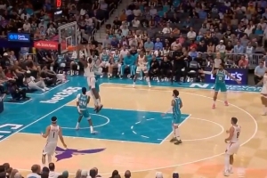 充满活力！马威单臂大帽赛恩·詹姆斯 随后反击隔扣卡尔克布伦纳