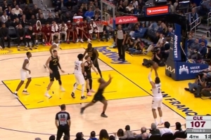 不手软！莫布里吸引防守送助攻 斯特鲁斯空位三分一箭穿心