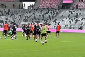 梅西在迈阿密新主场训练+与小贝交流，周末将迎来新球场首战