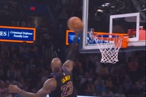 瘦死的骆驼比马大！华莱士强突试图上篮 詹姆斯血帽扇到观众席