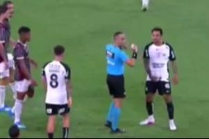 巴甲大舞台！科林蒂安中场阿兰面向对手抓自己下体，被红牌罚下