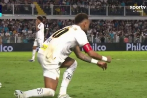 火气大！内马尔被放倒后与对手冲突染黄，停赛缺战弗拉门戈