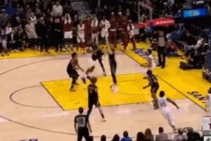 一锤定音！哈登持球单打 中路突击高抛得手打停勇士