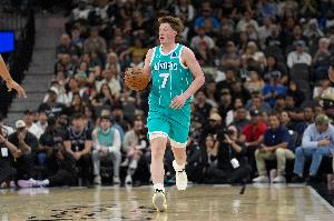 4号秀起飞！克尼佩尔4记三分砍20分3板2助 单赛季三分创队史纪录