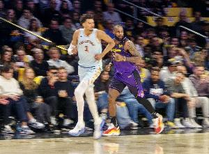 媒体人：湖人打不过雷霆但能打马刺 文班季后赛首秀要交学费