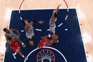 神来之笔！马瑟林冲击篮筐 对抗失衡转身背筐抛投神奇命中