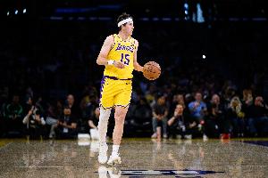 没伤就好！里夫斯疑似受伤坚持作战 全场9中5贡献15分4板1助