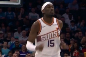 终于回来了！马威时隔近1个月复出 上来就顺下送双手暴扣！