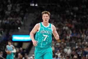 争取三分王！克尼佩尔半场2记三分拿8分2板2助 领先东契奇6记