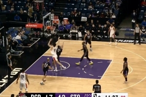 扛起进攻！杨瀚森内线接球 连续转身虚晃后上篮稳稳再中