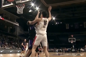 苦苦追赶！杨瀚森低位背打 转身连续转身勾手命中