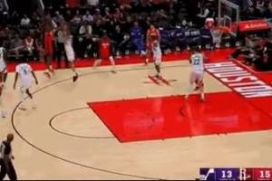 剩2秒传给我？小贾巴里·史密斯接球出手 三分压哨命中