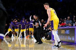 找点信心！克内克特G联盟大杀四方 半场11中8砍22分8板