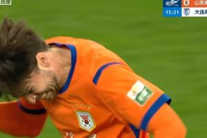 陈蒲下底传中，泽卡头球攻门击中门柱内侧弹出，随后懊恼连续拍头