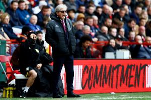 墨镜一戴！78岁霍奇森场边戴墨镜指挥气场十足，救火英冠取开门红