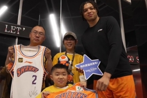 有温度！上海男篮为患有进行性肌营养不良症的11岁少年完梦