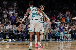 双星！拉梅洛·鲍尔15中6拿18分6板9助 布兰登·米勒17中9得22分